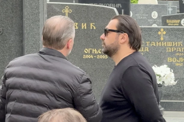 SINOVI HAFE KARIĆ SE OSAMILI KRAJ NJENOG GROBA: Tužan prizor na Novom groblju, svi se pitaju samo jedno! (VIDEO)