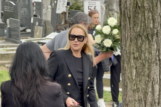 SVI SU ZANEMELI KADA SE OVA PLAVUŠA POJAVILA NA POMENU: Supruga Bojana Karića danas OVAKO izgleda! (VIDEO)