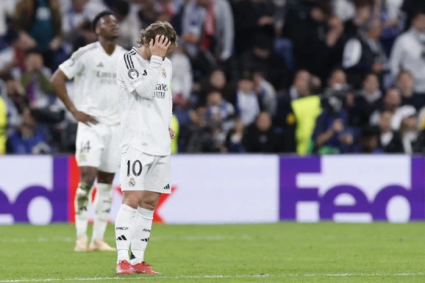 NESLAVAN KRAJ: Vreme je da svako krene svojim putem - legendarni fudbaler stavlja tačku nakon debakla u dvomeču sa Arsenalom!