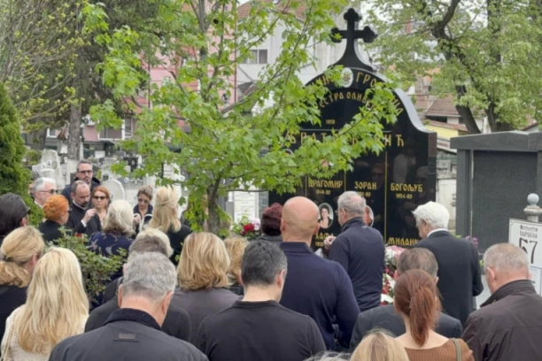 KARIĆI ZAJEDNO POJALI "OČE NAŠ" NA HAFINOM POMENU: Odali počast preminuloj pevačici! (VIDEO)