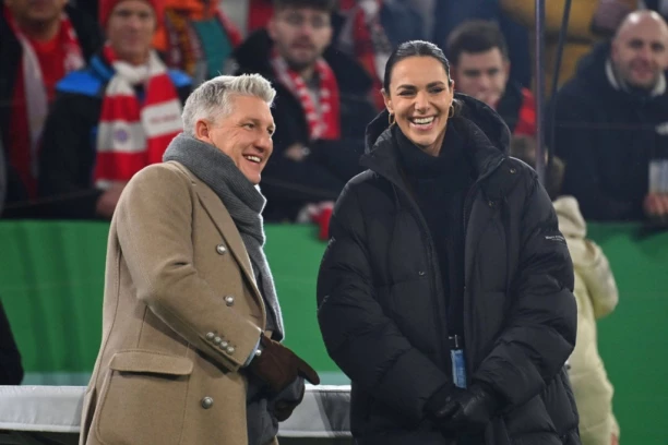 DA LI JE BASTIJAN ŠVAJNŠTAJGER UPRAVO POSLAO TAJNU PORUKU ŽENI ZA KOJU TVRDE DA MU JE LJUBAVNICA? Svet bruji o njegovom potezu, ljudi pobesnili! (FOTO/VIDEO)