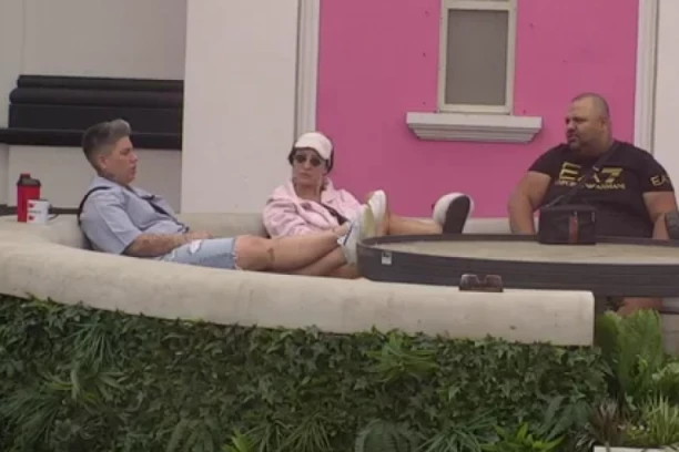 UČESNICU "ELITE 8" GLEDAJU KAKO IM CIMERKA PROPADA PRED OČIMA: Scena u rijaliitju LEDI KRV u žilama - načisto je PUKLA, ne može da nađe mir! (VIDEO)