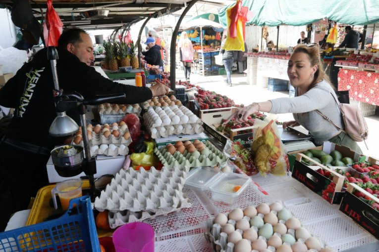 Sandra Rešić na pijaci kupuje jaja