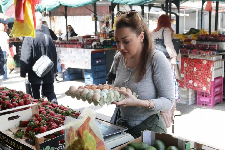 Sandra Rešić na pijaci kupuje jaja