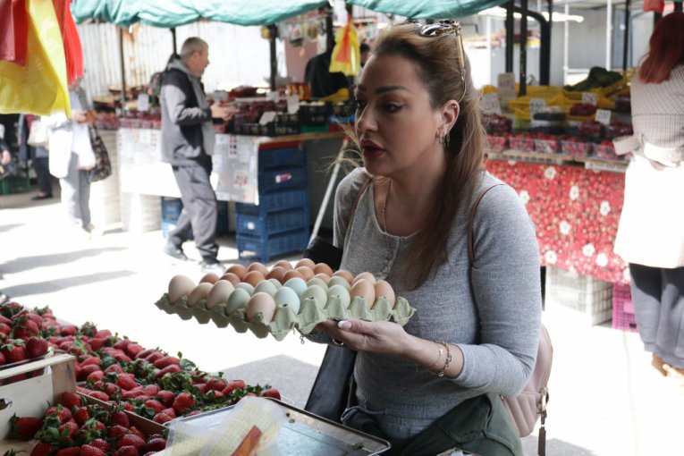 Sandra Rešić na pijaci kupuje jaja