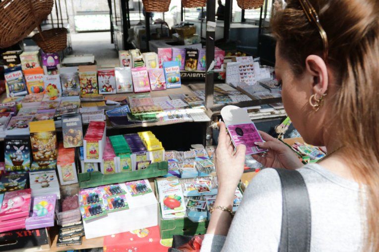 Sandra Rešić na pijaci kupuje jaja