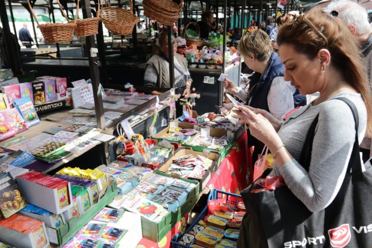 Sandra Rešić na pijaci kupuje jaja