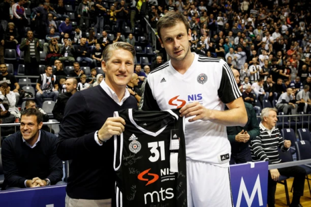 PARTIZAN JE ZA ŠVAJNIJA PROŠLOST?! Zbog krize u braku, crno-beli verovatno gube navijača