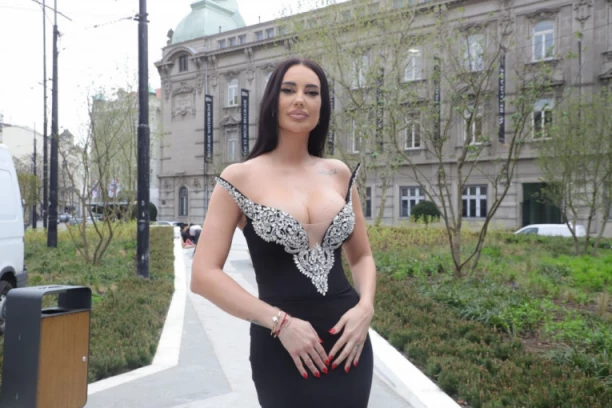 "IZVADILI SMO NOŽEVE I RASEKLI SE, PA SPOJILI KRV!": Kaća Grujić o INCIDENTU sa poznatim pevačem - JAVNOST ZABEZEKNUTA! (GALERIJA)