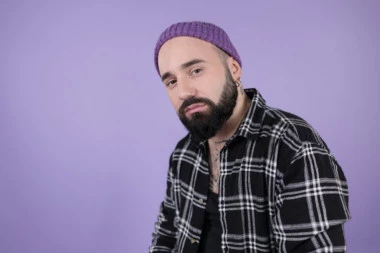 UPLAKANI FILIP MITROVIĆ LEŽI SAV U ZAVOJIMA! Pevač u suzama  nepomično leži, prizor ledi krv u žilama! (VIDEO)