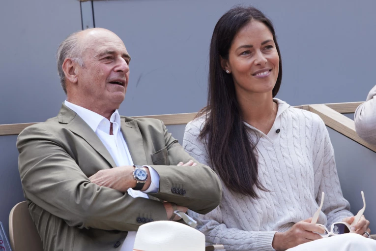 PAPARACI USLIKALI RUKU ANE IVANOVIĆ - jedan detalj sve je šokirao: U jeku skandala oko njenog navodnog razvoda od Bastijana, ceo svet bruji o ovome (FOTO)