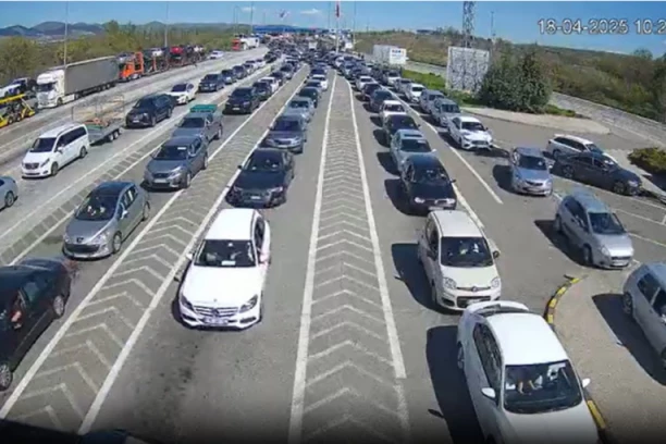 PRAZNIČNE GUŽVE NA PUTEVIMA POLAKO POČINJU! Popodne se očekuje intenzivniji saobraćaj (FOTO)