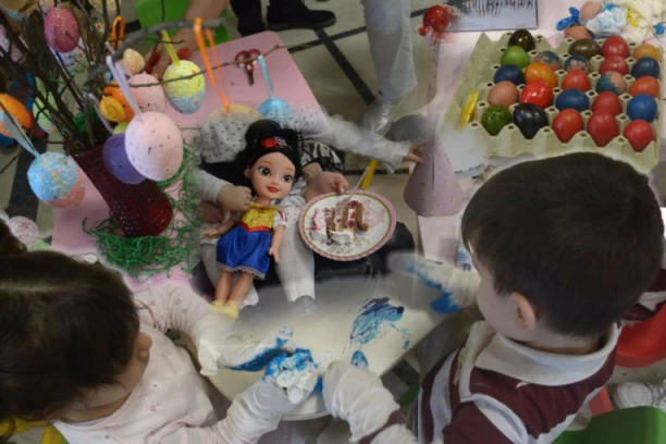 RUČICE KOJE SU OBOJILE NAJLEPŠA JAJA ZA USKRS! Posetili smo "Zvečansku" na Veliki petak - graja, radost i dečji osmesi obeležili današnji dan! (FOTO, VIDEO)