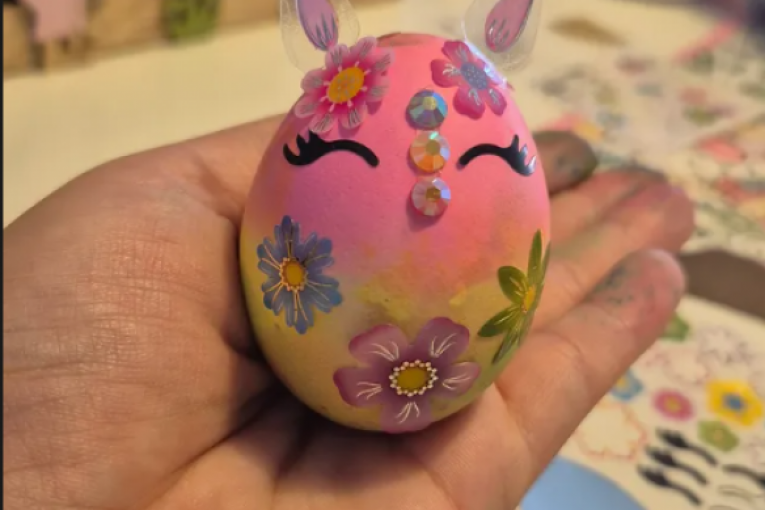 Dinčina supruga ukrasila jaja sa decom