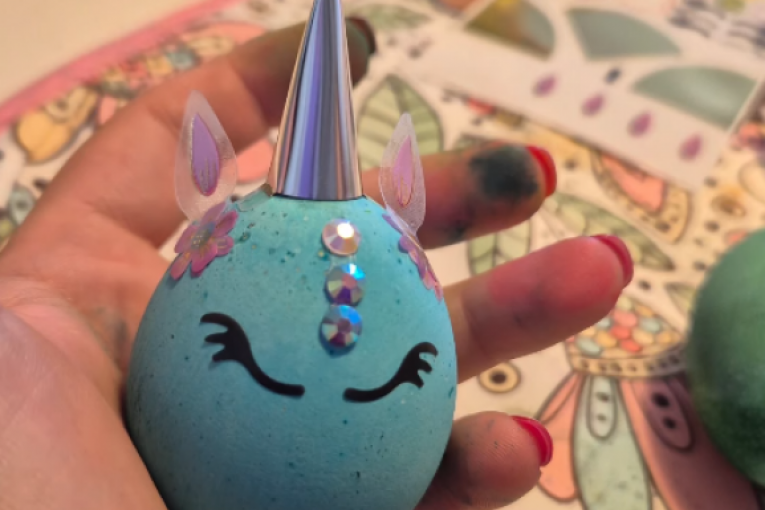 Dinčina supruga ukrasila jaja sa decom