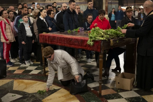 U KOLIKO SATI SE U SRPSKIM HRAMOVIMA IZNOSI PLAŠTANICA I KAKO SE PRAVILNO PROVLAČI ISPOD NJE: U bugarskim crkvama ovaj sveti čin obavljen je već pre podne (FOTO)