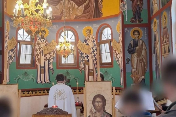 U SABORNOM HRAMU POČELA LITURGIJA: Sledi parastos za nastradale u padu nadstrešnice