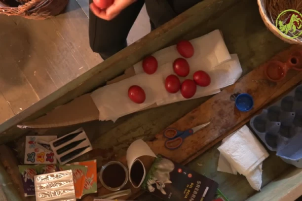 DA LI JE MOGUĆE DA SU JOJ OVO URADILI SA USKRŠNJIM JAJIMA?! Bojana Barbi na aparatima, ne može da veruje svojim očima! (GALERIJA)