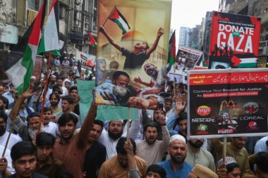 MASOVNI PROTESTI PROTIV KFC: Nacija ustala protiv poznatog američkog lanca brze hrane, ima poginulih (VIDEO)