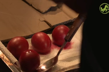 OVAJ DETALJ BUNI I NAJVEĆE VERNIKE! Obred koji svi izvodimo uneo razdor na imanje - KO JE U PRAVU?