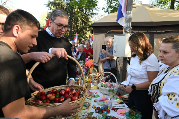 "NADAM SE DA ĆEMO IMATI DOBRU GODINU DO SLEDEĆEG VASKRSA"! Predsednik Vučić se oglasio na Instagramu i zahvalio studentima u Pionirskom parku! (FOTO)