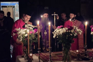 DUHOVNI VRHUNAC VELIKE SEDMICE NA KOSOVU I METOHIJI: Patrijarh Porfirije služio jutrenje Velike subote u Pećkoj patrijaršiji