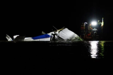 STRAVIČNA NESREĆA! Avion pao u reku, IMA MRTVIH!