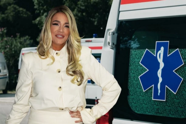 MARIJI MIKIĆ IZNENADA POZLILO: Pevačica hitno otkazala nastup! (FOTO)