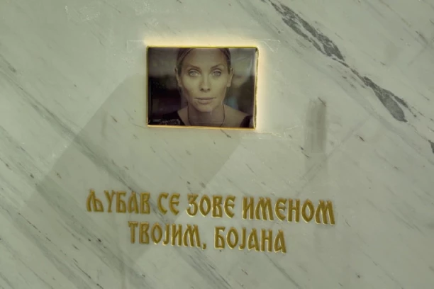 DETALJI NA GROBU VODITELJKE PINKA KIDAJU DUŠU NA KOMADE! Godinu dana od SMRTI voljene Bojane - porodica ostavila cvet s moćnom simbolikom! (VIDEO)