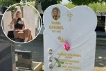 NAJPOTRESNIJI PRIZOR NA GROBU VODITELJKE PINKA! Sestra Bojane Janković jeca ispred njenog spomenika! (VIDEO)