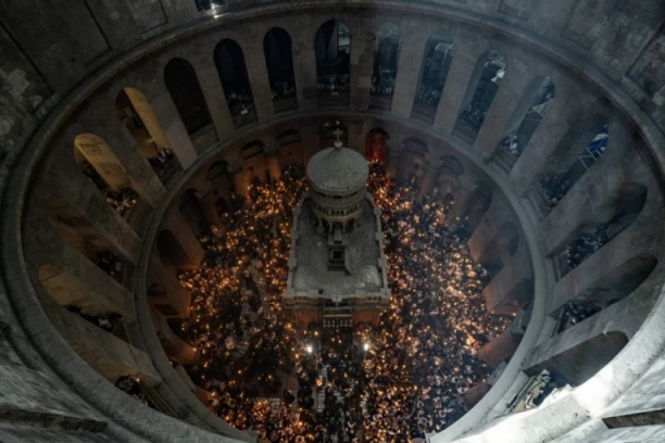 NAJVEĆE ČUDO HRIŠĆANSTVA OBASJALO VELIKU SUBOTU: U Crkvi Hristovog Groba spustio se plamen s nebesa – Blagodatni oganj ponovo ogrejao pravoslavni svet (VIDEO)