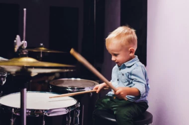 BEBA JE UZELA PALICE I ZASVIRALA BUBNJEVE: Roditelji zanemeli od šoka, a MALENI DEČAK je postao senzacija na mrežama! (VIDEO)