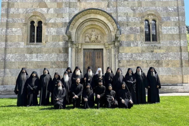 „SMRT SE PREVARILA!”: Potresna, ali poučna poruka patrijarha Porfirija na Veliku subotu u srcu Kosova i Metohije (FOTO-GALERIJA)