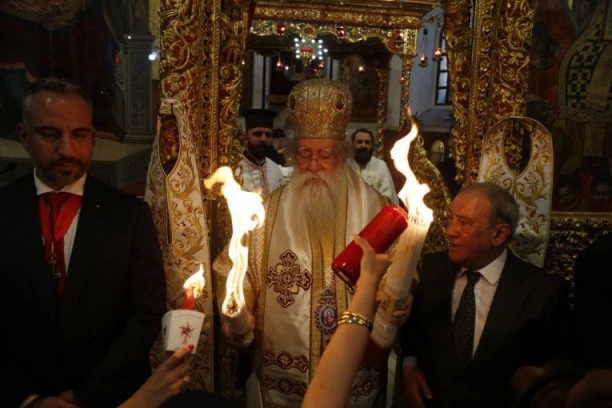 VASKRS POD BOMBAMA: Na mesto Hristovog rođenja u Vitlajemu, stigao plamen Blagodatnog ognja iz Jerusalima, čime je u Palestini započela vaskršnja noć