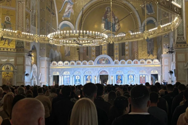 POČELA PONOĆNA LITURGIJA U HRAMU SVETOG SAVE: Služi vladika Tihon, uz molitveno prisustvo hiljada vernika (VIDEO)