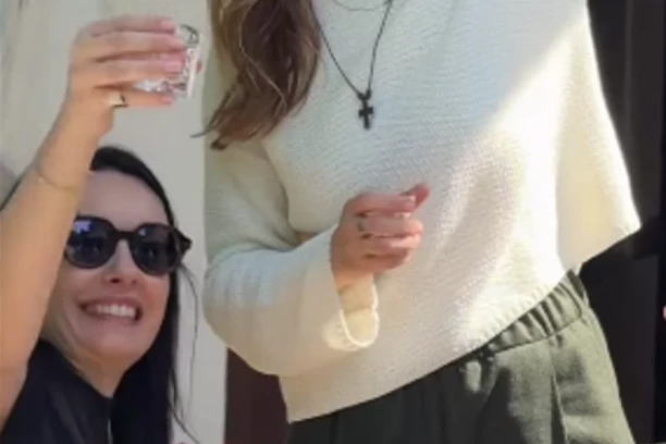 SNIMAK SLOBODE MIĆALOVIĆ KAKO NATEŽE RAKIJU OBIŠAO INTERNET: Ovako srpska glumica sa sestrom Draganom proslavlja Uskrs! (VIDEO)