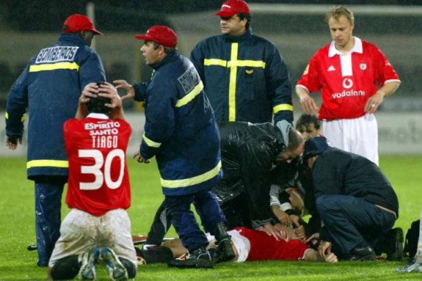 NASMEJAO SE NA ŽUTI KARTON, A ZATIM SE SRUŠIO I PREMINUO! Prošlo je više od 20 godina, ali TEŠKO JE ZABORAVITI JEDNU OD NAJVEĆIH TRAGEDIJA NA TERENU! (UZNEMIRUJUĆI VIDEO)