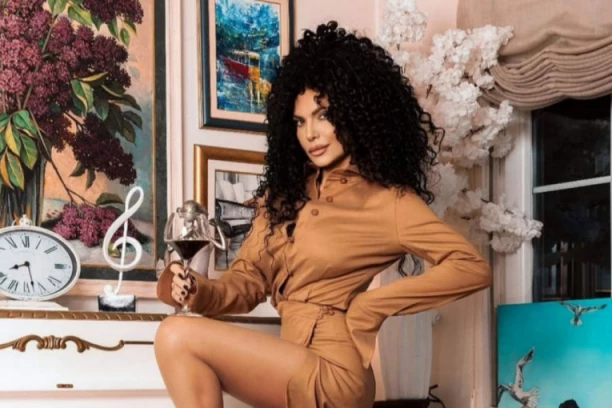 ZAVIRITE U NOVOGODIŠNJU BAJKU LIDIJE VUKIĆEVIĆ! Jelka direktno iz Holandije, a u domu 4.000 lampiona! (VIDEO)