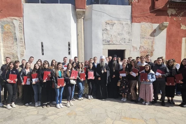 VASKRŠNJA BLAGODAT IZLILA SE NA KOSOVO I METOHIJU: Posle liturgije u Pećkoj patrijaršiji, patrijarh podelio 100 stipendija kosovskim studentima