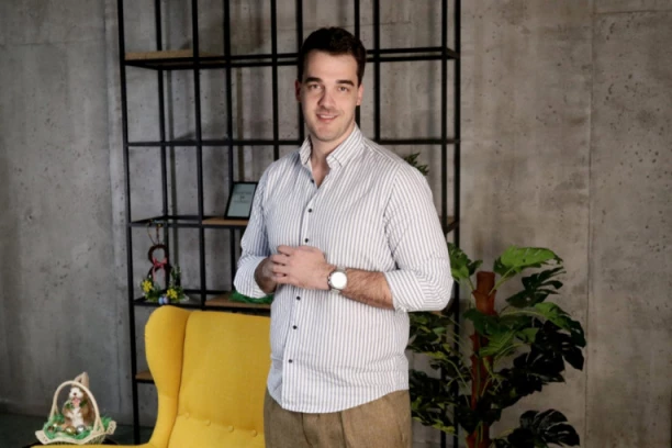 OVAKO SU MI NUDILI NAMEŠTANJE SKANDALA ZA MEDIJE, ALI JA SAM SVE ODBIO! Naš poznati mladi pevač otvorio dušu i otkrio šta mu je rekao SAŠA POPOVIĆ! (VIDEO)