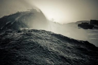 DŽINOVSKI TALASI ODNELI ŠEST ŽIVOTA: Vanredno stanje na obalama Australije (VIDEO)