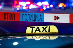POZNATO STANJE TAKSISTE IZBODENOG U NOVOM SADU! Napao ga putnik nakon što ga je dovezao iz Beograda!