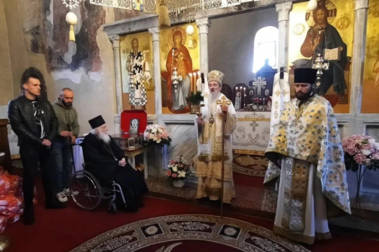 FOTOGRAFIJA IZ MILEŠEVE GANULA CEO SRPSKI ROD: Najdirljivija slika Vaskrsa 2025. nastala pod svodom jedne od najvećih srpskih svetinja