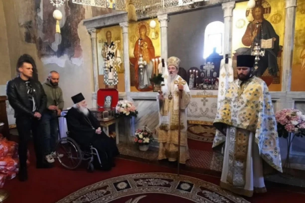 FOTOGRAFIJA IZ MILEŠEVE GANULA CEO SRPSKI ROD: Najdirljivija slika Vaskrsa 2025. nastala pod svodom jedne od najvećih srpskih svetinja