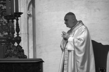 OVO JE POSLEDNJA FOTOGRAFIJA PAPE FRANJE! Iznenada se pojavio pred vernicima i izgovorio SAMO JEDNU REČENICU! (FOTO)