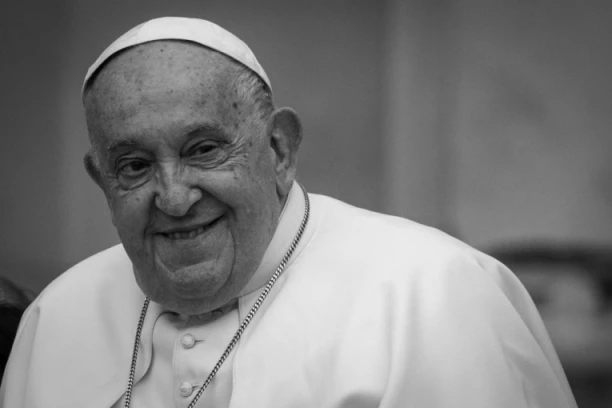 ZAVRŠIO HEMIJU, BIO IZBACIVAČ, RADIO SA ČUVENOM PARAGVAJSKOM BIOHEMIČARKOM, OBOŽAVAO TANGO I FUDBAL! Čime se bavio papa Franja pre nego što se zamonašio!