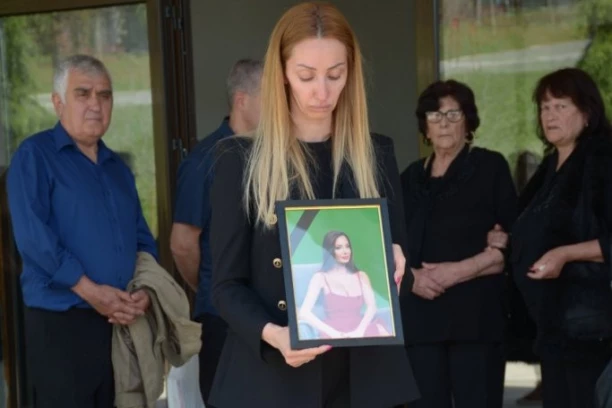 DANIELA BORAČEVA ISPRAĆENA NA VEČNI POČINAK! Uplakana starija ćerka držala njenu sliku, mlađu tešila voditeljka Pinka! (VIDEO)