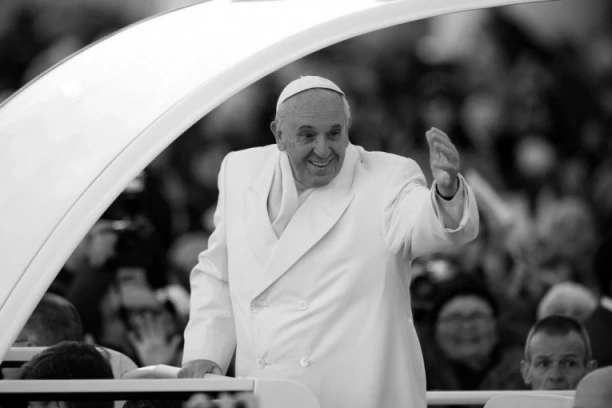 PAPA FRANJA JE UMRO, U VATIKANU JE POČELA SEDISVAKANCIJA: Evo šta ona znači i zašto su za vernike važni CRNI I BELI DIM iz dimnjaka