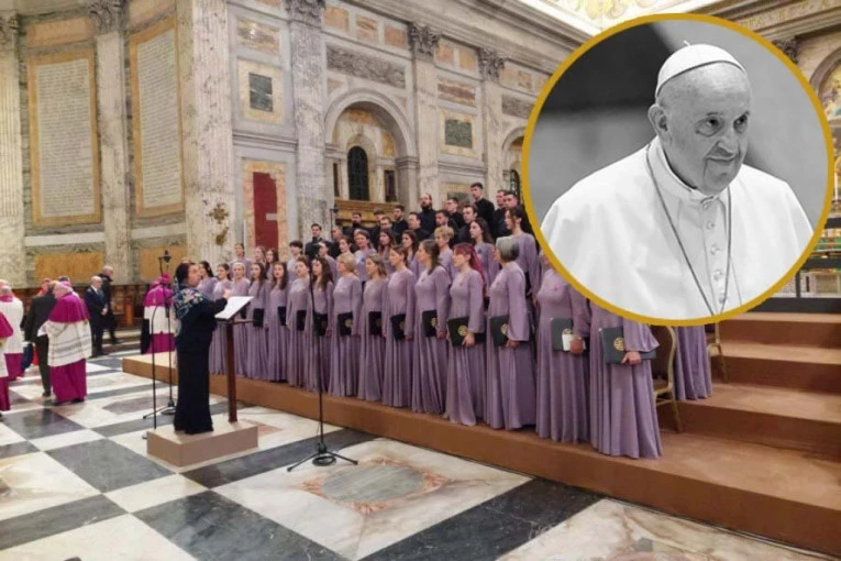 PAPA FRANJA JE SLUŠAO HIMNU SVETOM SAVI U VATIKANU: Kamere zabeležile nesvakidašnju scenu (VIDEO)