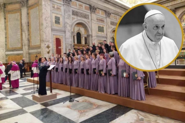 PAPA FRANJA JE SLUŠAO HIMNU SVETOM SAVI U VATIKANU: Kamere zabeležile nesvakidašnju scenu (VIDEO)